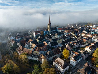 Luftbild von der Stadt Radolfzell am Bodensee mit herbstlicher Vegetation und ziehenden...