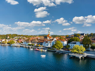 Luftbild von der Stadt Überlingen am Bodensee mit der Seepromenade - obrazy, fototapety, plakaty
