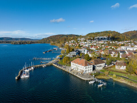 Luftbild vom Bodensee mit der Gemeinde Bodman-Ludwigshafen mit dem Yachthafen und altes Zollhaus