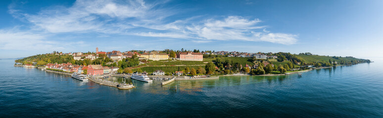 Fototapeta na wymiar Luftbild-Panorama von der Stadt Meersburg mit der Seepromenade und Hafen