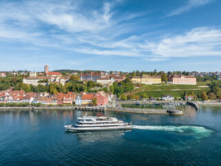 Luftbild von der Stadt Meersburg und dem ausfahrenden Kursschiff MS Graf Zeppelin der Bodensee Schiffsbetriebe, Weiße Flotte © Markus Keller