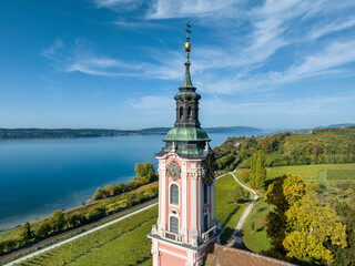 Luftbild und Detailansicht von der barocken Wallfahrtskirche Birnau, dahinter der Überlinger See