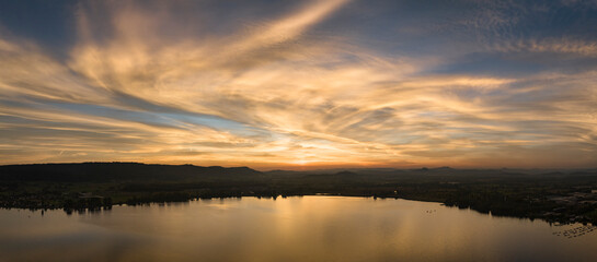 Luftbild-Panorama vom Untersee, der westliche Teil vom Bodensee kurz nach Sonnenuntergang, am Horizont die Hegauberge