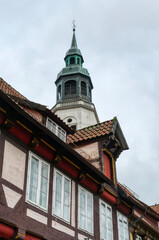Fototapeta na wymiar Kirchturm und Fachwerkfassade in der Altstadt von Celle