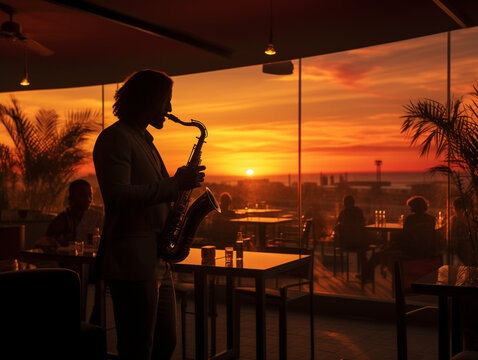 saxophon spieler im abendrot Sonnenuntergang in einem Restaurant spielt herrliche musik auf dem Saxophon