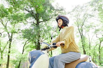 バイクを運転する女