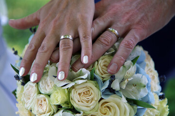 Obraz na płótnie Canvas blue wedding flowers with human hands