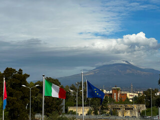 Bandiere, Italia, Catania, Europa,  che sventolano con il vulcano Etna sullo sfondo