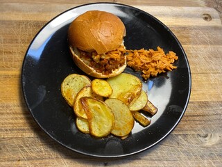 essen burger mit pulled pork und bratkartoffeln homemade lecker frisch broiche brötchen