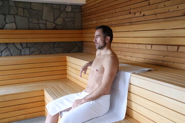 Relaks, odpoczynek między seansami podczas saunowania. 