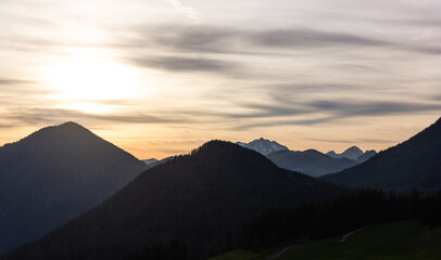 Sonnenuntergang in den Bergen