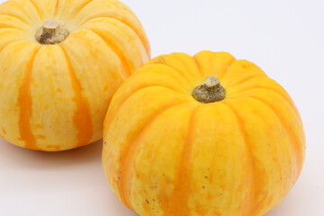 白背景の上に乗った黄色いカボチャ