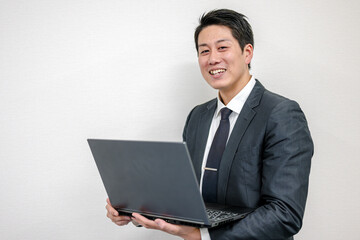 PCを持つビジネスマン