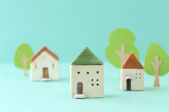 木材の模型でつくられたミニチュアの家と街並みのイメージ