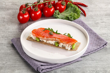 Crispy bread with salmon and cream cheese