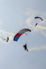 연막탄을 뿌리며 하늘로부터 내려오는 공수부대 패러슛, 패러글라이더,