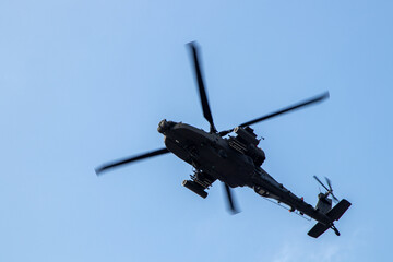Fototapeta premium AH-64 아파치 공격헬기의 공중기동 에어쇼