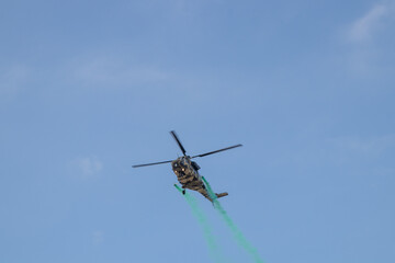 Fototapeta na wymiar 연막탄을 뿌리며 날아가는 KUH-1 수리온 헬기의 공중기동 에어쇼
