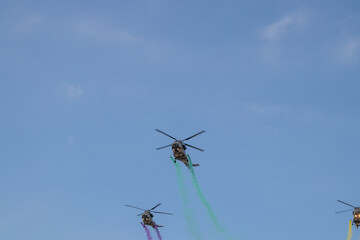 연막탄을 뿌리며 날아가는 KUH-1 수리온 헬기의 공중기동 에어쇼