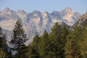 Gipfel über dem Val Masino; Blick vom Sasso Arso auf westlichsten Gipfel der Bernina-Alpen mit...
