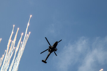 플레어를 뿌리며 공중기동하는 아파치 공격헬기, AH-64 헬리콥터,