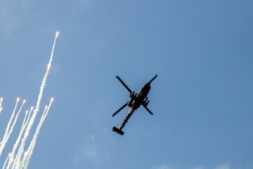 플레어를 뿌리며 공중기동하는 아파치 공격헬기, AH-64 헬리콥터,