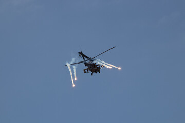 Fototapeta na wymiar 플레어를 뿌리며 공중기동하는 아파치 공격헬기, AH-64 헬리콥터,