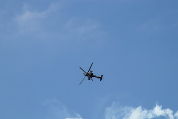 Fototapeta na wymiar AH-64 아파치 공격헬기의 공중기동 에어쇼