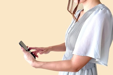 スマホや携帯を使う若い女性