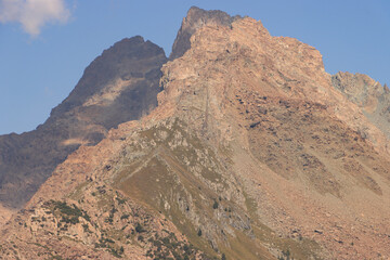 Corni Bruciati (3114 m, Bernina-Alpen) im Fokus; Blick von Südwesten (Casera Scermendone)