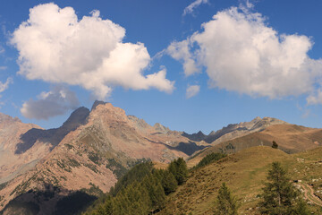Wanderparadies Bernina-Alpen; Corni Bruciati (3114 m), Scermendone Pass und Monte Pizzo Bello (2743 m) von Südwesten gesehen (Casera Scermendone)