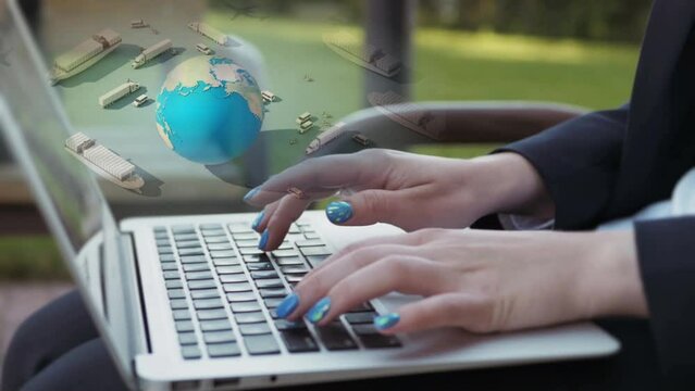 Mujer de negocios emprendedora, sentada en su jard&iacute;n, trabajando en su laptop. Realiza env&iacute;os a todo el mundo. Globo terr&aacute;queo girando rodeado de barcos, aviones, camiones, containers en movimiento.