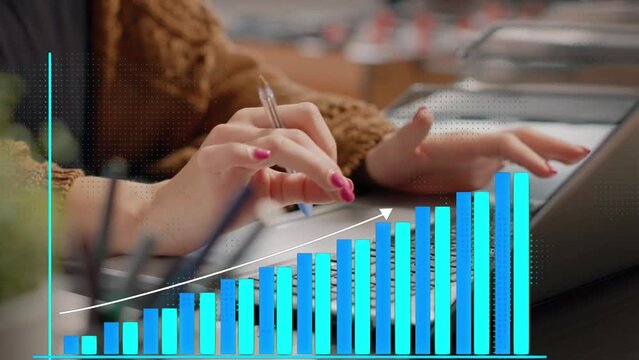 Mujer de negocios trabaja en su laptop tipeando velozmente con sus manos. Analiza las ventas y ganancias de su empres. Un gráfico de barras muestra las ganancias crecientes.