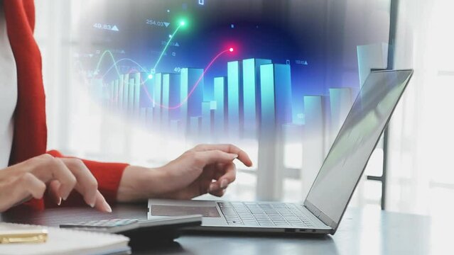 Mujer de negocios trabajando con su laptop y su calculadora. Toma nota de sus conclusiones. Gr&aacute;fico de barras mostrando la evoluci&oacute;n de los precios.