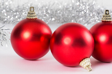 Trois boules de Noël rouge avec guirlande