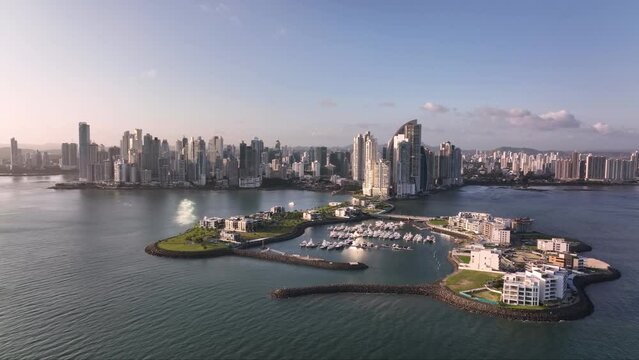 Ciudad de Panama, toma de drone desde Ocean Reef al atardecer