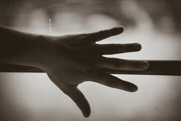 Dłoń, człowiek, uścisk dłoni, przekaz, gest - 685128048