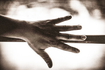 Dłoń,dłonie, człowiek,przekaz, czarno-białe - obrazy, fototapety, plakaty