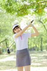 ゴルフ　若い女