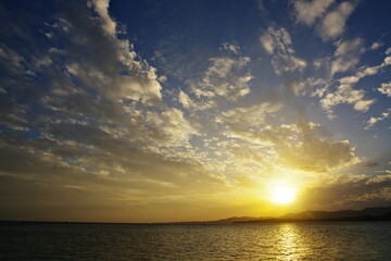 沖縄県小浜島　西表島に沈む夕陽