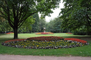 Landschaftsgarten Bürgerwiese Dresden, Sachsen, Deutschland mit bunten Blumenbeeten und Skulptur...