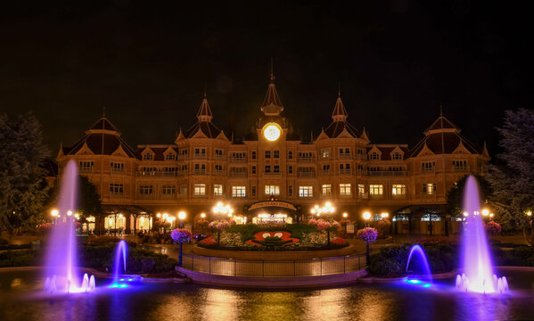 Le parc de disneyland paris pendant la nuit et le chateau de la princesse 