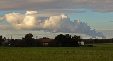 Nuages au dessus d'une centrale nucléaire