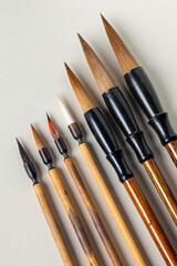 Pinceaux en bois pour la calligraphie, de taille différentes et alignés