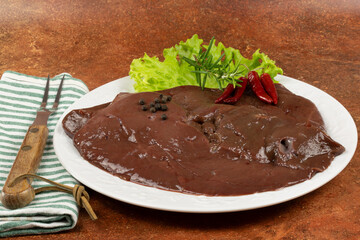 tranches de foie de boeuf cru, en gros plan	