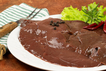 tranches de foie de boeuf cru, en gros plan	