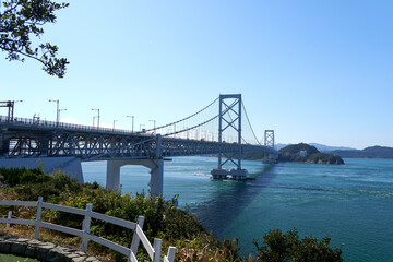 淡路から眺めた海峡にかかる大鳴門橋