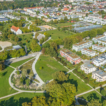 Der Sheridan-Park in Augsburg-Pfersee im Luftbild, Blick &uuml;ber die Gr&uuml;nanlage zur ehemaligen Kommandantur
