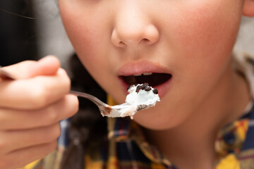 アイスクリームを食べる子供