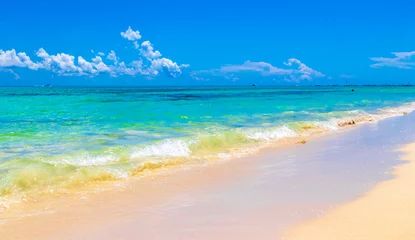 Fototapeten Tropical Caribbean beach clear turquoise water Playa del Carmen Mexico. © arkadijschell